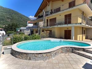 een zwembad voor een huis bij Casa Juliette in Bellano
