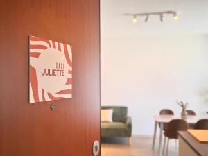 een deur met een bordje waarop staat la suite bij Casa Juliette in Bellano +15 foto's