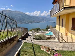 een huis met een balkon met uitzicht op een meer bij Casa Juliette in Bellano