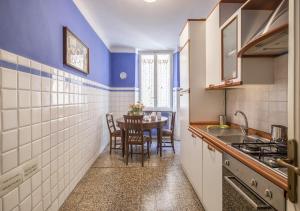 a kitchen with a table with chairs and a sink at Fantastico Appartamento Lucca Centro Storico in Lucca