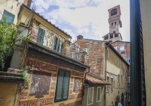 a view of an old building with a clock tower at Fantastico Appartamento Lucca Centro Storico in Lucca