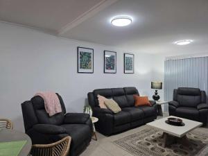 una sala de estar con un sofá y una mesa en Waterline Direct Poolside Apartment, en Agnes Water 24 fotos más