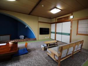 Μια τηλεόραση ή/και κέντρο ψυχαγωγίας στο ペットと泊まれる宿　孫八 +25 φωτογραφίες