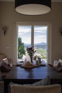 ein Esszimmer mit einem Tisch und einem großen Fenster in der Unterkunft Casa Maiella by Rentbeat in Città Sant'Angelo