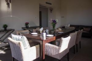einem Esstisch mit Stühlen und einem Tisch am Tisch am Tisch am Tisch am Tisch am Tisch am Tisch am Tisch am Tisch am Tisch am Tisch am Tisch am Tisch am Tisch am Tisch in der Unterkunft Casa Maiella by Rentbeat in Città Sant'Angelo + 82 Fotos