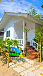 een huis met een auto ervoor geparkeerd bij Mango Bungalow Tikki Beach Samui in Ban Thung