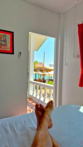 een hond die op een bed ligt en uit het raam kijkt bij Mango Bungalow Tikki Beach Samui in Ban Thung