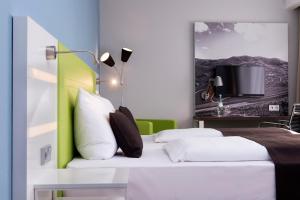 Postel nebo postele na pokoji v ubytování ibis Styles Offenburg City