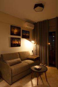 Designer apartments close to the center + free parking的休息区