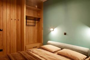 塞萨洛尼基Designer apartments close to the center + free parking的一张带两个枕头的床