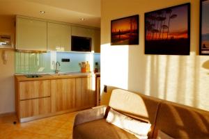 Designer apartments close to the center + free parking的厨房或小厨房