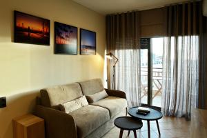 Designer apartments close to the center + free parking的休息区