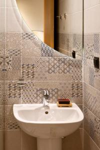 Designer apartments close to the center + free parking的一间浴室