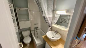 Et badeværelse på Les Ambassadeurs 106 La Bourboule + 6 billeder