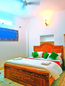 Posteľ alebo postele v izbe v ubytovaní Hotel The Surya Jaisalmer