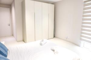 A bed or beds in a room at Gorgeous 2BR Gozo Apt with private balcony & Pool by 360 Estates