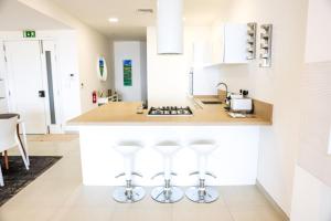 A kitchen or kitchenette at Gorgeous 2BR Gozo Apt with private balcony & Pool by 360 Estates
