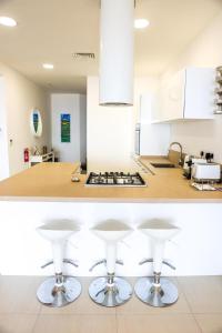 A kitchen or kitchenette at Gorgeous 2BR Gozo Apt with private balcony & Pool by 360 Estates