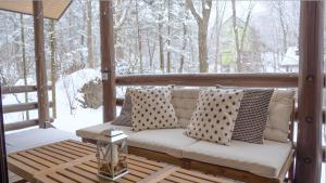 Wadaにある花の街300# Nature Escape BBQの雪の中の網戸付きポーチのソファ +34枚の写真