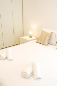 A bed or beds in a room at Gorgeous 2BR Gozo Apt with private balcony & Pool by 360 Estates