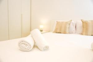 A bed or beds in a room at Gorgeous 2BR Gozo Apt with private balcony & Pool by 360 Estates