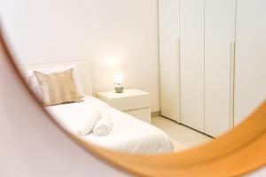 A bed or beds in a room at Gorgeous 2BR Gozo Apt with private balcony & Pool by 360 Estates