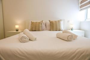 A bed or beds in a room at Gorgeous 2BR Gozo Apt with private balcony & Pool by 360 Estates