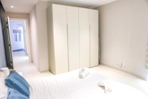 A bed or beds in a room at Gorgeous 2BR Gozo Apt with private balcony & Pool by 360 Estates