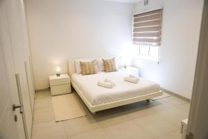 A bed or beds in a room at Gorgeous 2BR Gozo Apt with private balcony & Pool by 360 Estates Még 37 kép