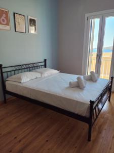 Ένα ή περισσότερα κρεβάτια σε δωμάτιο στο Vaporia Cozy Apartment Syros