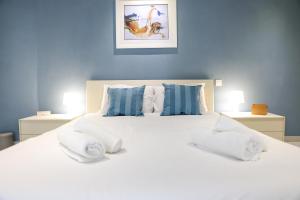A bed or beds in a room at Gorgeous 2BR Gozo Apt with private balcony & Pool by 360 Estates