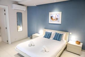 A bed or beds in a room at Gorgeous 2BR Gozo Apt with private balcony & Pool by 360 Estates