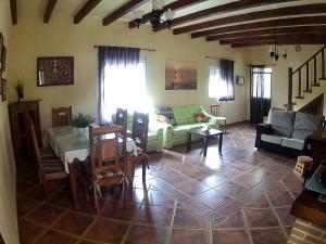 sala de estar con sofá y mesa en Casa Rural Entreparques, en El Bosque