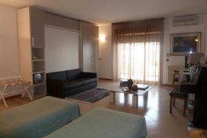 ein Wohnzimmer mit einem Sofa und einem Tisch in der Unterkunft B&B Al 258 in Santa Teresa di Riva