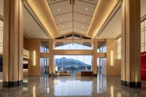 a large lobby with a view of a mountain at Tai'an Jianguo Puyin Garden Hotel in Tai'an