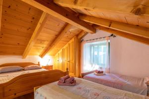 Giường trong phòng chung tại Villa Lastavica pod Ruzon, two beautiful villas in the heart of Istria +24 ảnh