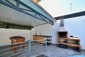 Un patio interior con una cocina al aire libre y un horno al aire libre. en Vila Alvor, en Alvor