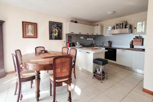 Η κουζίνα ή μικρή κουζίνα στο Green setting Large garden AC - Private swimming pool - Terrasse- BENAKEY