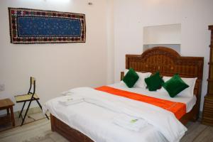 Posteľ alebo postele v izbe v ubytovaní Hotel The Surya Jaisalmer