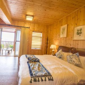 CiliにあるZhangJiaJie AvaSprings Retreatの木製の壁のベッドルーム1室(大型ベッド1台付)