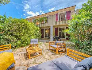 eine Terrasse mit Stühlen und einem Tisch vor einem Haus in der Unterkunft Proche Montpellier Maison sérénité et confort in Saint-Clément-de-Rivière