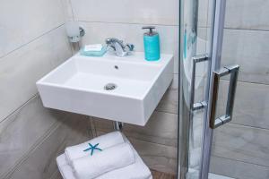 Koupelna v ubytování Floral Hotel