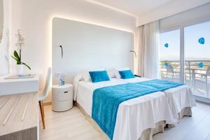 Postel nebo postele na pokoji v ubytování Grupotel Farrutx