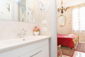 ein Badezimmer mit Waschbecken und Spiegel in der Unterkunft Ca' Venezia Loc-09522 in Venedig