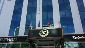 巴特曼伊兹吉图尔汗酒店的一栋前面有招牌的建筑物