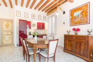 ein Esszimmer mit einem Holztisch und Stühlen in der Unterkunft Ca' Venezia Loc-09522 in Venedig + 58 Fotos
