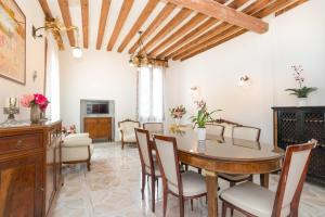 ein Esszimmer mit Tisch und Stühlen in der Unterkunft Ca' Venezia Loc-09522 in Venedig