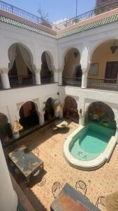 Un patio con piscina en un edificio. en Riad ka, en Marrakech