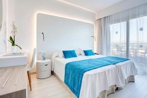 Postel nebo postele na pokoji v ubytování Grupotel Farrutx