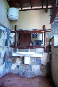 une salle de bain avec un lavabo et un miroir dans l'établissement Tappers' Village Nature Resort & Retreat Centre, Kiriella, à Ratnapura